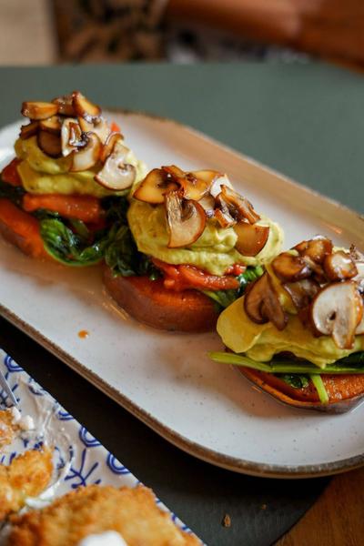 Avocado "egg" & Veggie Stack - Servit cu Cartof Dulce